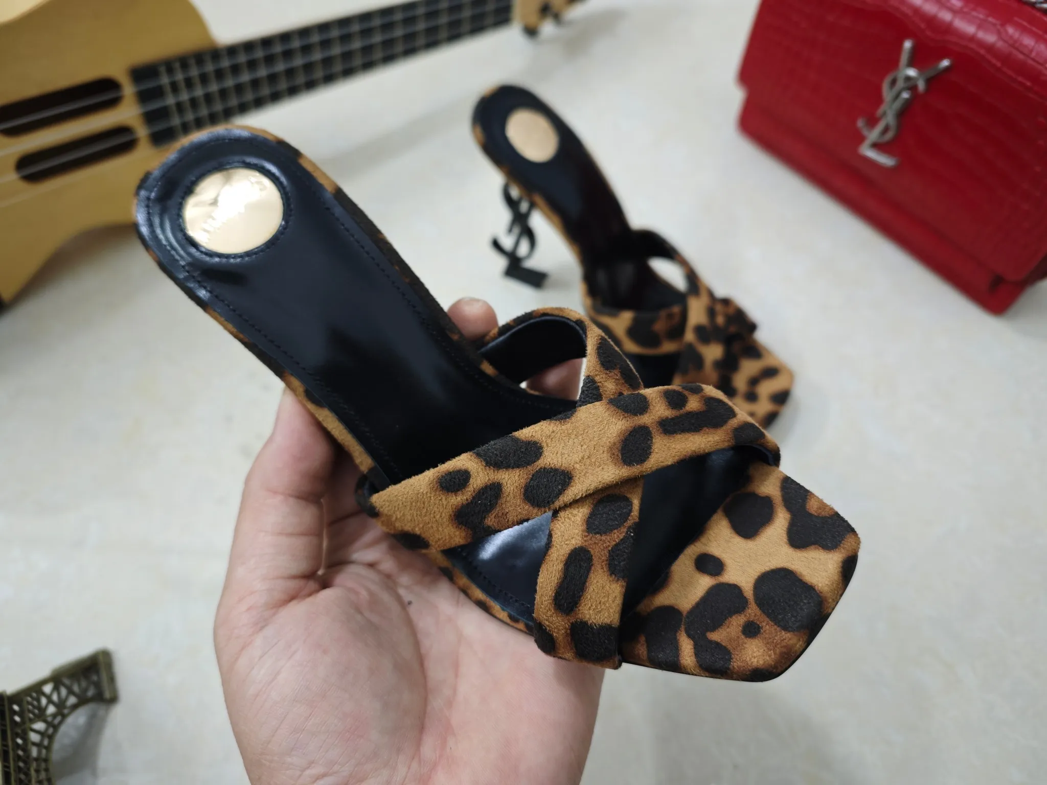 👟👟Ex-factory price 540👟👟【Saint Laurent】Yves Saint Laurent, high-heeled YSL high heels💃2025 early spring counter synchronizes the latest styles, YSL, decoration👠 Classic and high-quality glamorous masterpieces, the hottest autumn and winter series in the counter, with temperament, fashion, classic and attractive design style 😌The effect on the feet is particularly beautiful〰️, the materials are imported from Italy 🇮🇹 calf, imported black sheepskin, lining, and foot pads; sheepskin, stiletto high heels, size 35-41 (34.41.42 must be customized, non-refundable) outsole; imported genuine leather outsole, with full counter packaging